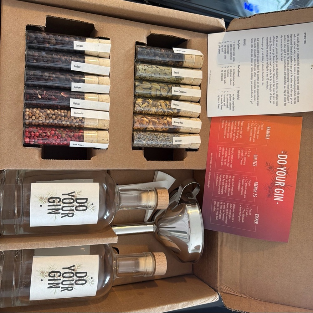 DO YOUR GIN I DIY Gin-Making
Infusion Kit | Cocktail Kit |
Bartender Gift Basket - Picture 9 of 9
